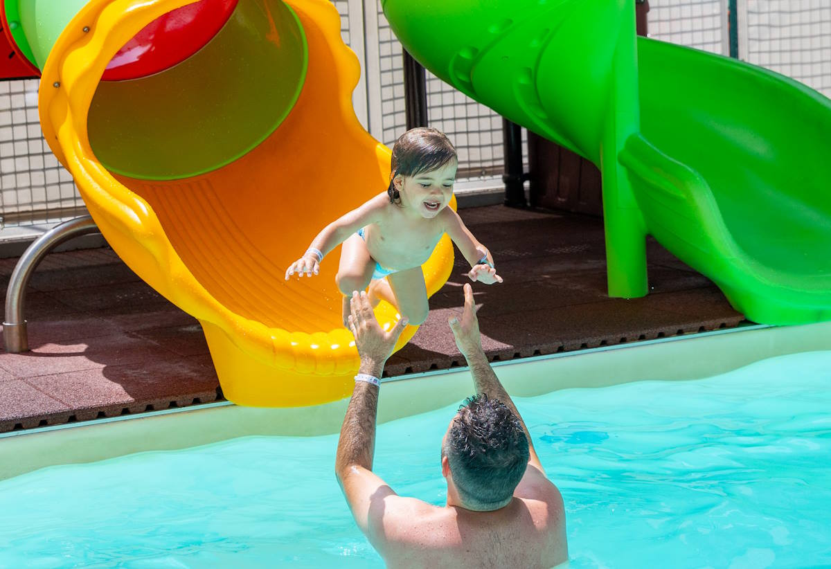 media.Buoni Motivi Piscina con Acquascivoli per bambini