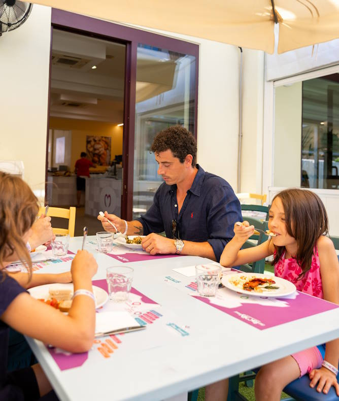 media.Gallery 6 Ristorante tavoli in giardino Club Family Hotel Cervia Tintoretto
