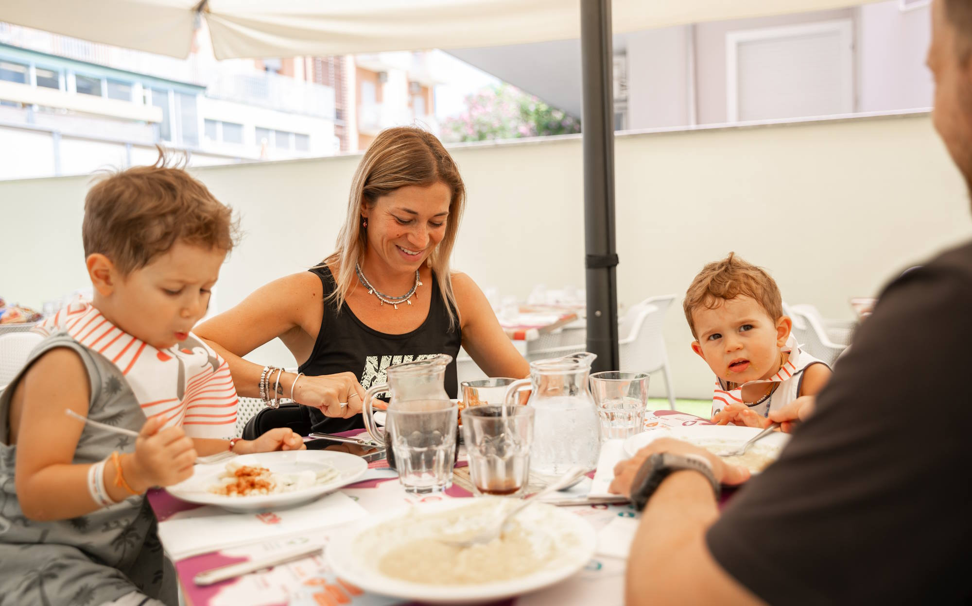media.Slide 4 Ristorante tavoli in giardino Club Family Hotel Cervia Tintoretto